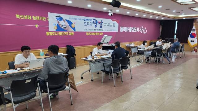 16일 창원을 찾은 대통령 직속 국정기획위원회 소통버스 ‘버스로 찾아가는 모두의 광장’이 롯데백화점 마산점과 창원시청을 찾아 시민들에 민원을 청취하고 있다./창원시 제공