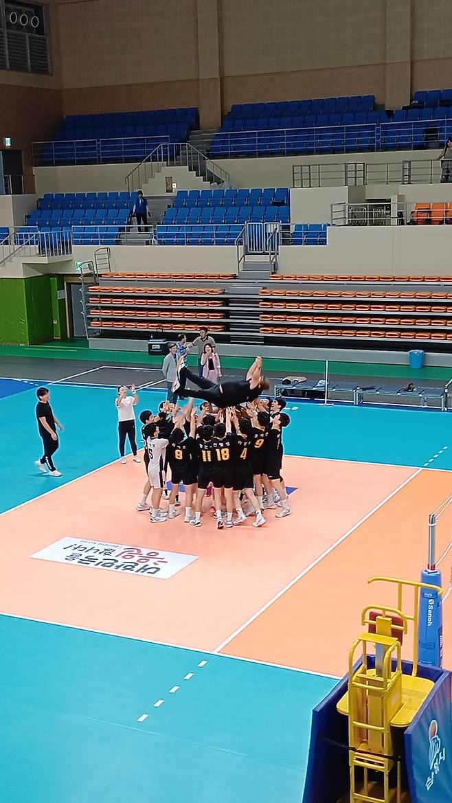 현일고 배구부 선수들이 2025 IBK기업은행배 전국중고배구대회에서 우승을 차지한 후 임영일 감독을 행가래하고 있다.  <현일고 제공>