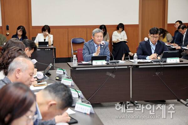 간부회의를 주재하고 있는 김완근 제주시장.