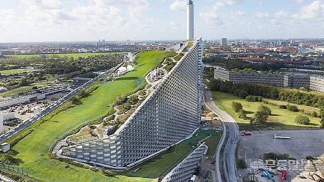 덴마크 코펜하겐의 아마게르 바케는 쓰레기 소각장이지만 독특한 외관과 지붕 경사를 활용한 스키장 등 스포츠 시설로 지역의 관광명소로 자리매김했다. 사진=아마게르 바케 홈페이지