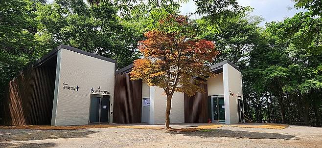 무등산국립공원 토끼등에 설치된 신축 화장실. 국립공원공단 제공