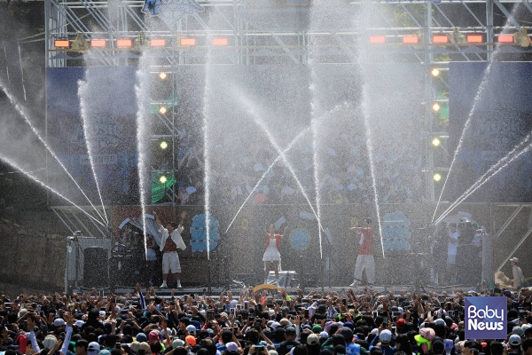 7월 12일 캐리비안 베이 워터 뮤직 풀파티에서 펼쳐진 코요태 공연. ⓒ캐리비안 베이