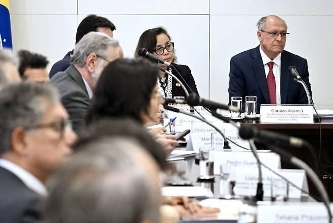 15일(현지시간) 브라질리아에서 열린 미국 트럼프 대통령의 관세 부과와 관련한 산업계 대표들과의 회의에 참석하고 있는 제라우두 아우키만 브라질 부통령 겸 산업통상부 장관.(사진=AFP)