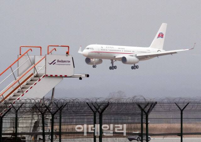 러시아 블라디보스토크공항에 북한 고려항공 여객기가 착륙하고 있다. 오는 27일 모스크바-평양 직항 노선이 재개되기 전까지 북한과 러시아를 잇는 유일한 직항 항공 노선이다. [뉴스1 제공]