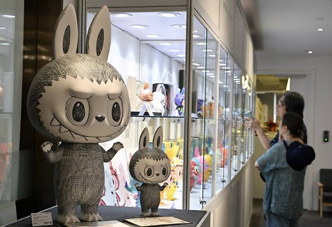 중국 베이징의 한 경매장 앞에 한정판 라부부가 진열돼있다. (사진=AFP)