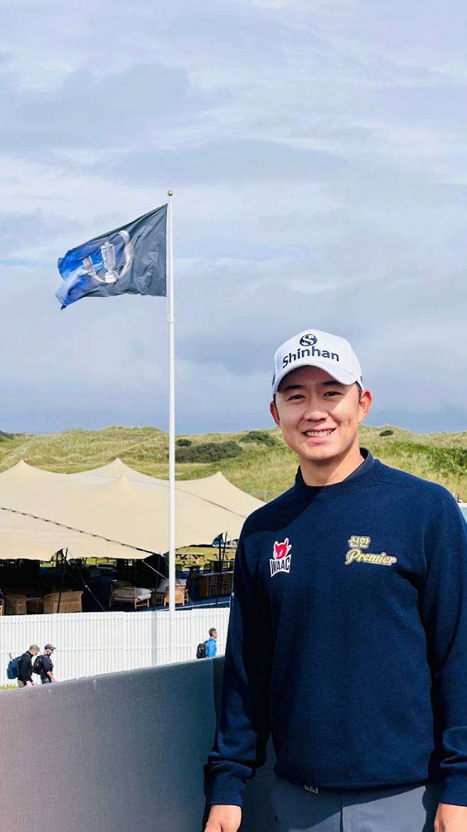 송영한이 디오픈이 열리는 로열 포트러시 코스를 배경으로 기념촬영하고 있다. (사진=KPGA)