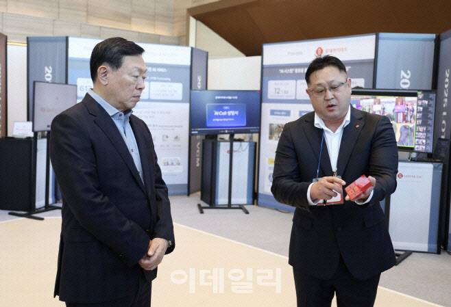 신동빈 롯데그룹 회장(왼쪽)이 지난 1월 9일 서울 잠실 롯데월드타워에서 열린 ‘2025 상반기 VCM’에 앞서, 롯데케미칼의 ‘AI 기반 컬러 예측 시스템’에 대한 설명을 듣고 있다. (사진=롯데지주)