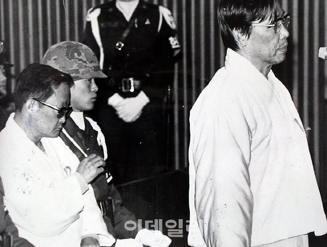 계엄 고등군사재판 3차 공판에서 변호인단의 보충심문에 답하는 김재규 전 중앙정보부장(오른쪽)과 박정희 전 대통령 사망 당시 비서실장을 지낸 김계원 피고인(왼쪽)(사진=연합뉴스)
