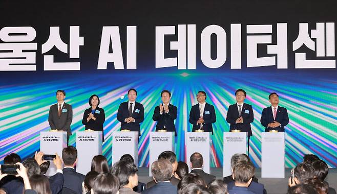 이재명 대통령이 지난달 20일 울산전시컨벤션센터에서 열린 울산 인공지능(AI) 데이터 센터 출범식에서 참석자들과 함께 기념 세리머니에 참여하고 있다.(사진=대통령실통신사진기자단 제공)