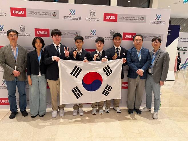 한국대표단 기념촬영(좌측부터 성봉준 부단장, 유은정 교수, 심유찬, 이예준, 최예준, 김효종 학생, 정현 단장, 권성중 교수)