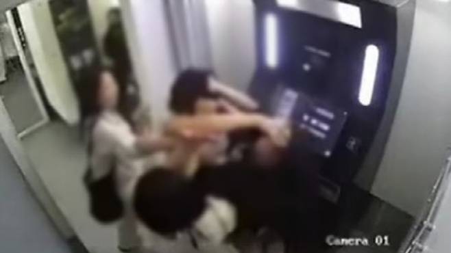 베트남 하노이 한 포토부스에서 한국인 여성과 베트남 여성이 싸우고 있다. (사진=스레드 캡처)