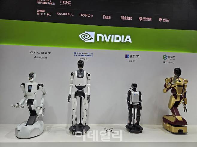 16일 중국 베이징에서 열린 ‘중국 국제 공급망 촉진 박람회’ 엔비디아 부스에 중국의 휴머노이드 로봇들이 전시돼있다. (사진=이데일리 이명철 특파원)