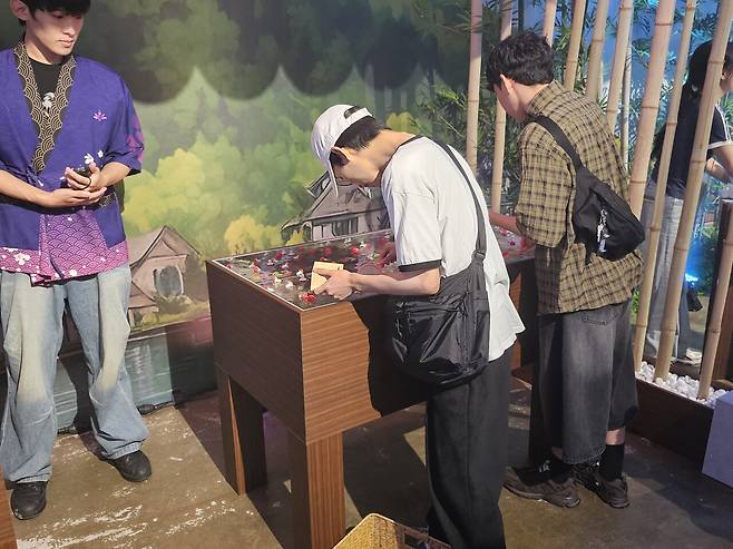 - 뜰채로 버섯을 건져내는&nbsp; 티모의 온천 청소