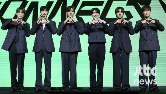 그룹 몬스타엑스가 16일 오후 서울 콘래드호텔에서 열린 데뷔 10주년 기념 단독 공연 '2025 몬스타엑스 커넥트 엑스(2025 MONSTA X CONNECT X)' 개최 기자간담회에 참석해 포토타임을 갖고 있다. 박세완 엔터뉴스팀 기자 park.sewan@jtbc.co.kr