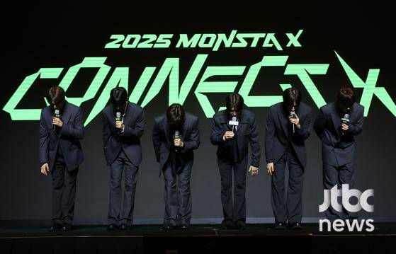 그룹 몬스타엑스가 16일 오후 서울 콘래드호텔에서 열린 데뷔 10주년 기념 단독 공연 '2025 몬스타엑스 커넥트 엑스(2025 MONSTA X CONNECT X)' 개최 기자간담회에 참석해 포토타임을 갖고 있다. 박세완 엔터뉴스팀 기자 park.sewan@jtbc.co.kr