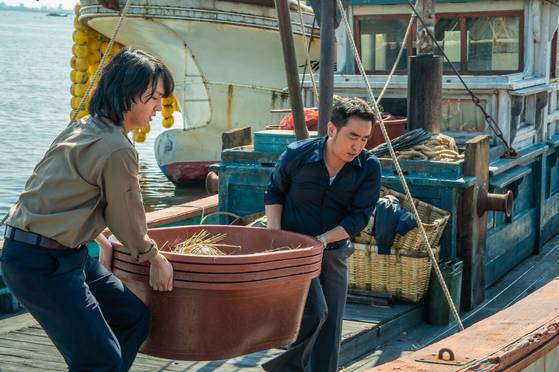 디즈니+ '파인: 촌뜨기들' 스틸.