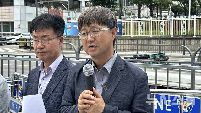 안기종 대표(오른쪽) 등 한국환자단체연합회 관계자들이 14일 용산 대통령실 앞에서 기자회견을 하고 있다. [사진=환자단체연합회]