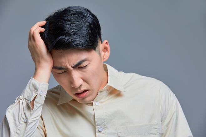 혈액량과 혈압 유지에 중요한 역할을 하는 나트륨 수치가 낮아지면 뇌로 가는 혈류가 일시적으로 줄면서 두통과 어지럼증이 나타날 수도 있다. [사진= 게티이미지뱅크]