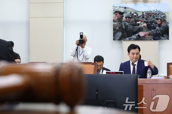 안규백 국방부 장관 후보자가 15일 오전 서울 여의도 국회 국방위원회 전체회의장에서 열린 인사청문회에 출석해 물을 마시고 있다. 2025.7.15/뉴스1 ⓒ News1 이광호 기자