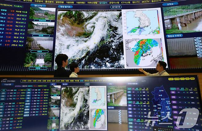 16일 대전·충남엔 오후부터 충남권에 많은 비가 내릴 것으로 예보됐다. 대전 대덕구 한국수자원공사 물관리종합상황실에서 직원들이 호우대비 모니터링을 하고 있다. /뉴스1 ⓒ News1 김기태 기자