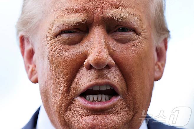 도널드 트럼프 미국 대통령이 15일(현지시간) 미국 워싱턴DC 백악관에서 펜실베이니아주 방문을 위해 출발하면서 기자들 질문에 답하고 있다. 트럼프 대통령은 전날 북대서양조약기구(NATO)를 통해 우크라이나에 대한 무기공급 결정을 내렸지만, 이튿날인 이날 우크라이나에 장거리미사일 등 공격 무기는 제공하지 않을 방침을 밝혔다. 2025.07.15 ⓒ 로이터=뉴스1 ⓒ News1 류정민 특파원