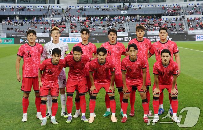대한민국 축구 국가대표팀 선수들이 15일 오후 경기 용인시 처인구 용인미르스타디움에서 열린 2025 동아시아축구연맹(EAFF) E-1 챔피언십 남자부 대한민국과 일본의 경기 시작 전 기념 촬영을 하고 있다. 2025.7.15/뉴스1 ⓒ News1 김영운 기자