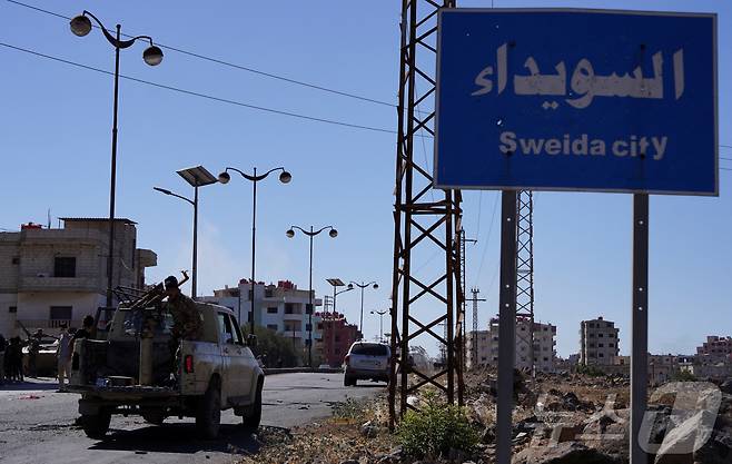 15일(현지시간) 시리아군이 남부 스웨이다 시티에 진입하고 있다. 이 지역에서 드루즈족 민병대와 베두인 부족이 충돌해 100명 이상이 사망하면서 시리아군은 탱크를 투입했다. 2025.07.15 ⓒ 로이터=뉴스1 ⓒ News1 김지완 기자