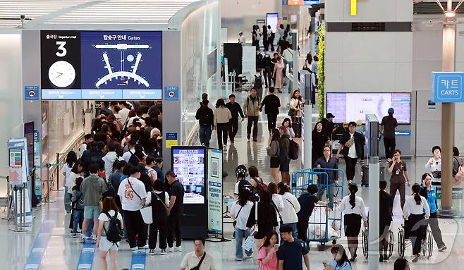 인천국제공항 제1터미널 출국장이 관광객들로 붐비고 있다.2025.6.6/뉴스1 ⓒ News1 김진환 기자