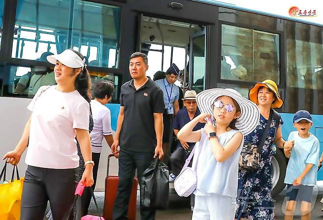 (평양 노동신문=뉴스1) = 북한 노동당 기관지 노동신문은 16일 원산 갈마해안관광지구를 찾은 주민들을 조명하며 이들의 반응을 보도했다. 이들은 "최상의 문명을 맛보았다"며 "우리의 생활에 더 좋은 내일이 어떻게 다가서고 있는지를 온몸으로 체감했다"라고 신문은 전했다. [국내에서만 사용가능. 재배포 금지. DB 금지. For Use Only in the Republic of Korea. Redistribution Prohibited] rodongphoto@news1.kr