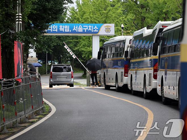 12·3 비상계엄' 사태와 관련해 윤석열 전 대통령이 내란특검팀(특별검사 조은석) 소환 조사를 거부한 15일 경기 의왕 서울구치소 앞에서 차량이 이동하고 있다. 2025.7.15/뉴스1 ⓒ News1 황기선 기자