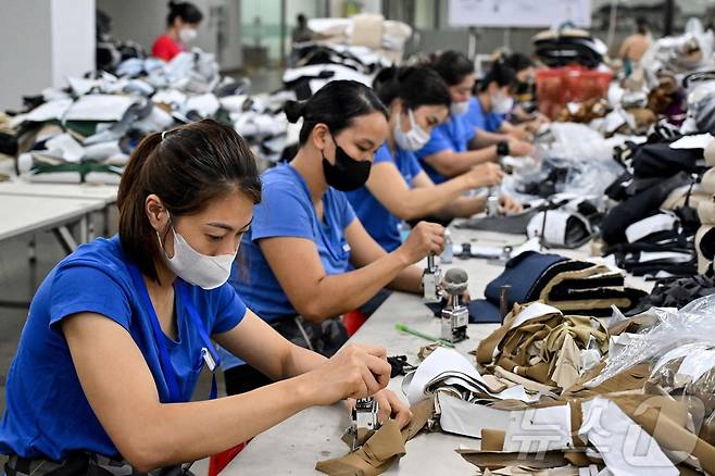 베트남 북부 타이응우옌성의 한 의류 공장에서 노동자들이 일하고 있다. 2025.07.02  ⓒ AFP=뉴스1