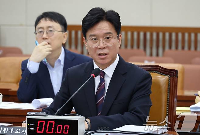 김영훈 고용노동부 장관 후보자가 16일 오전 서울 여의도 국회 환경노동위원회 전체회의장에서 열린 인사청문회에서 의원 질의에 답하고 있다. ⓒ News1 이광호 기자