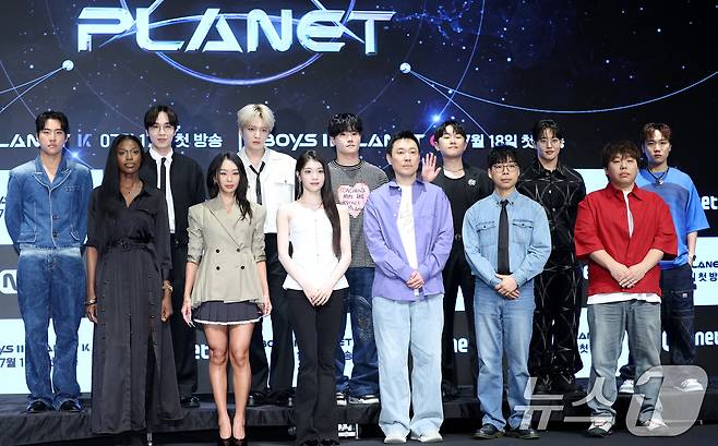 16일 서울 구로구 디큐브시티 더세인트에서 열린 K-POP 월드 스케일 데뷔 프로젝트 Mnet '보이즈 2 플래닛(BOYS II PLANET )' 제작발표회에 참석한 프로그램 주역들이 포즈를 취하고 있다. 2025.7.16/뉴스1 ⓒ News1 권현진 기자