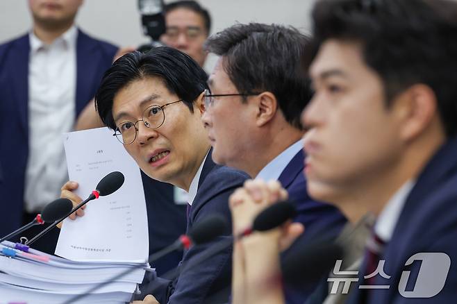 조정훈 국민의힘 간사가 16일 오전 서울 여의도 국회 교육위원회에서 열린 이진숙 사회부총리 겸 교육부 장관 후보자 인사청문회에서 의사진행 발언 중 이 후보자에 대한 고발장을 들고 있다. 2025.7.16/뉴스1 ⓒ News1 안은나 기자