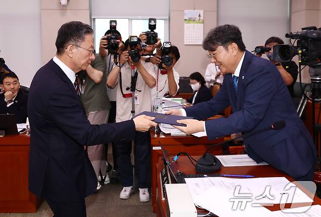 정성호 법무부 장관 후보자가 16일 오전 서울 여의도 국회 법제사법위원회에서 열린 법무부 장관 후보자 인사청문회에서 이춘석 법사위원장에게 선서문을 전달하고 있다. 2025.7.16/뉴스1 ⓒ News1 김민지 기자