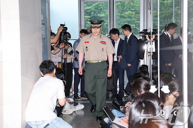 해병대 수사단장인 박정훈 대령이 16일 오후 서울 서초구 이명현 순직해병특검 사무실에 참고인 신분으로 조사를 받기위해 출석하고 있다. 2025.7.16/뉴스1 ⓒ News1 신웅수 기자