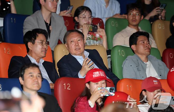 윤석열 전 대통령이 21일 오전 서울 메가박스 동대문에서 영화 ‘부정선거, 신의 작품인가’ 관람을 마치며 이영돈PD와 대화하고 있다. 왼쪽부터 이영돈PD, 윤 전 대통령, 전한길 전 역사강사. 2025.5.21/뉴스1 ⓒ News1 박세연 기자