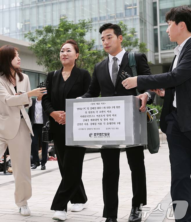 '명태균 게이트'를 최초 폭로한 전 미래한국연구소 부소장 강혜경 씨가 16일 오전 서울 종로구 KT광화문빌딩에 마련된 김건희 특검 사무실에서 '명태균 PC 및 여론조사 자료' 등 임의 제출 자료를 든 문건일 변호사와 함께 참고인 조사를 받기 위해 출석하고 있다. 2025.7.16/뉴스1 ⓒ News1 오대일 기자