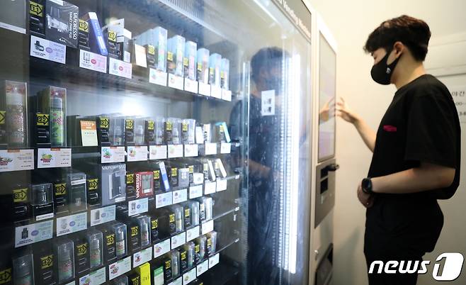 서울시내의 한 전자담배 판매점에 전자담배들이 진열되어 있다. /뉴스1 ⓒ News1