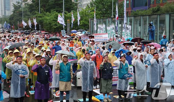16일 오후 서울 여의도 국회앞에서 열런 '노조법 2·3조 즉각개정! 윤석열정권반노동정책즉각폐기! 노정교섭쟁취! 민주노총총파업대회에서 양경수 민주노총위원장과 조합원들이 구호를 외치고 있다. 2025.7.16/뉴스1 ⓒ News1 김명섭 기자