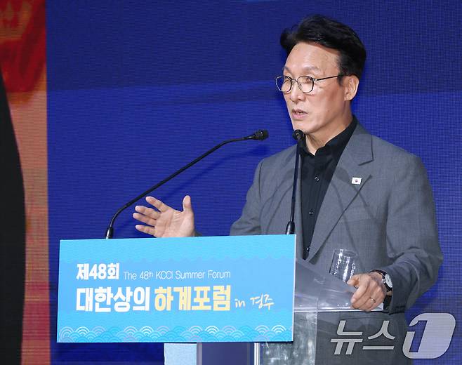 김민석 국무총리가 16일 경북 경주시 라한셀렉트 호텔에서 열린 제48회 대한상의 하계포럼에 참석해 기조연설을 하고 있다. (대한상공회의소 제공, 재판매 및 DB금지) 2025.7.16/뉴스1