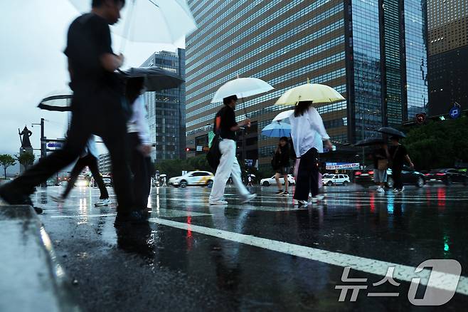 비가 내린 16일 오후 서울 종로구 광화문광장에서 우산을 쓴 시민들이 퇴근길 발걸음을 재촉하고 있다. 2025.7.16/뉴스1 ⓒ News1 황기선 기자