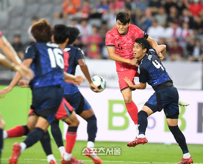 박진섭이 15일 용인 미르스타디움에서 열린 2025 동아시아축구연맹(EAFF) E-1 챔피언십(동아시안컵) 일본과 경기에서 공중볼을 차지하고 있다.  2025. 7. 15. 용인 | 최승섭기자 thunder@sportsseoul.com