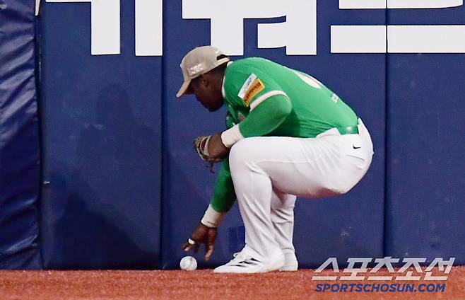 6회 KIA 최형우가 2타점 3루타를 날렸다. 최형우의 타구를 뒤로 빠트린 푸이그.