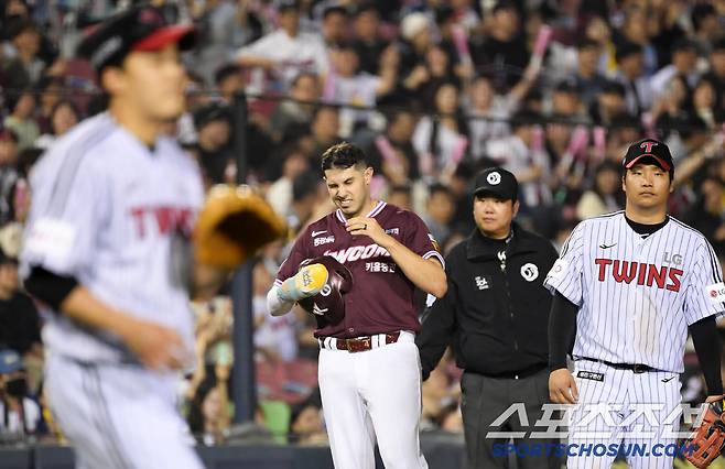 15일 잠실구장에서 열린 LG 트윈스와 키움 히어로즈의 경기. 7회초 키움 카디네스가 LG 임찬규 초구 커브에 맞은 뒤 통증을 호소하고 있다. 잠실=박재만 기자 pjm@sportschosun.com/2025.05.15/
