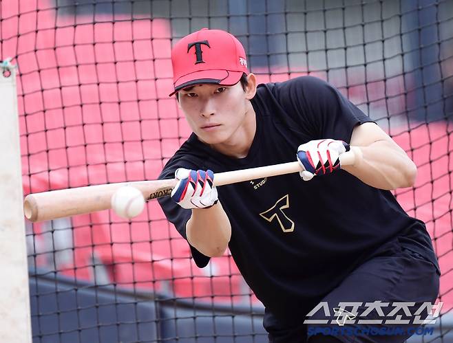 10일 광주 기아챔피언스필드에서 열린 KBO리그 KIA와 삼성의 경기. 번트 훈련을 하고 있는 김호령. 광주=송정헌 기자songs@sportschosun.com/2025.06.10/