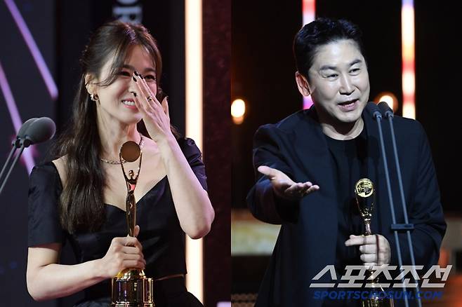 제2회 청룡시리즈어워즈에서 대상을 수상한 송혜교(왼쪽)와 제3회 청룡시리즈어워즈에서 남자예능인상을 수상한 신동엽이 수상소감을 말하고 있다. 인천=정재근 기자 cjg@sportschosun.com, 인천=허상욱 기자 wook@sportschosun.com/