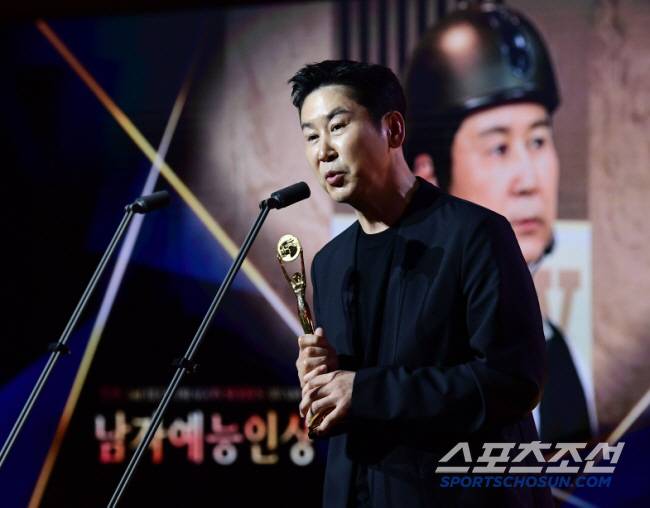 제3회 청룡시리즈어워즈 남자예능인상을 수상한 신동엽. 인천=송정헌 기자songs@sportschosun.com/2024.07.19/