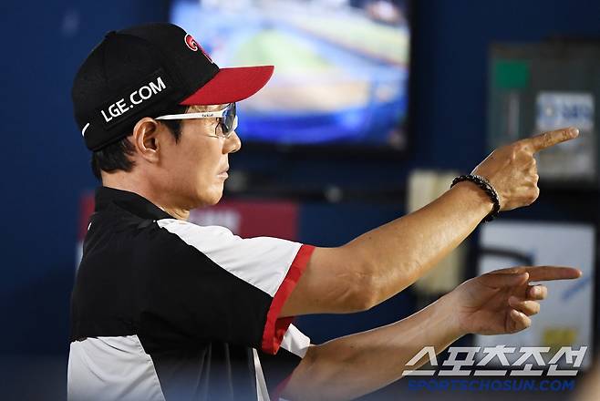 9일 서울 잠실구장에서 열린 키움-LG전. 염경엽 감독이 경기를 지켜보고 있다. 잠실=정재근 기자 cjg@sportschosun.com/2025.7.9/