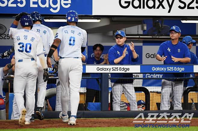 5일 대구 라이온즈파크에서 열린 삼성 라이온즈와 LG 트윈스의 경기. 6회말 2사 만루 삼성 류지혁의 싹쓸이 적시타가 터지자 박진만 감독이 기뻐하고 있다. 대구=박재만 기자 pjm@sportschosun.com/2025.07.05/